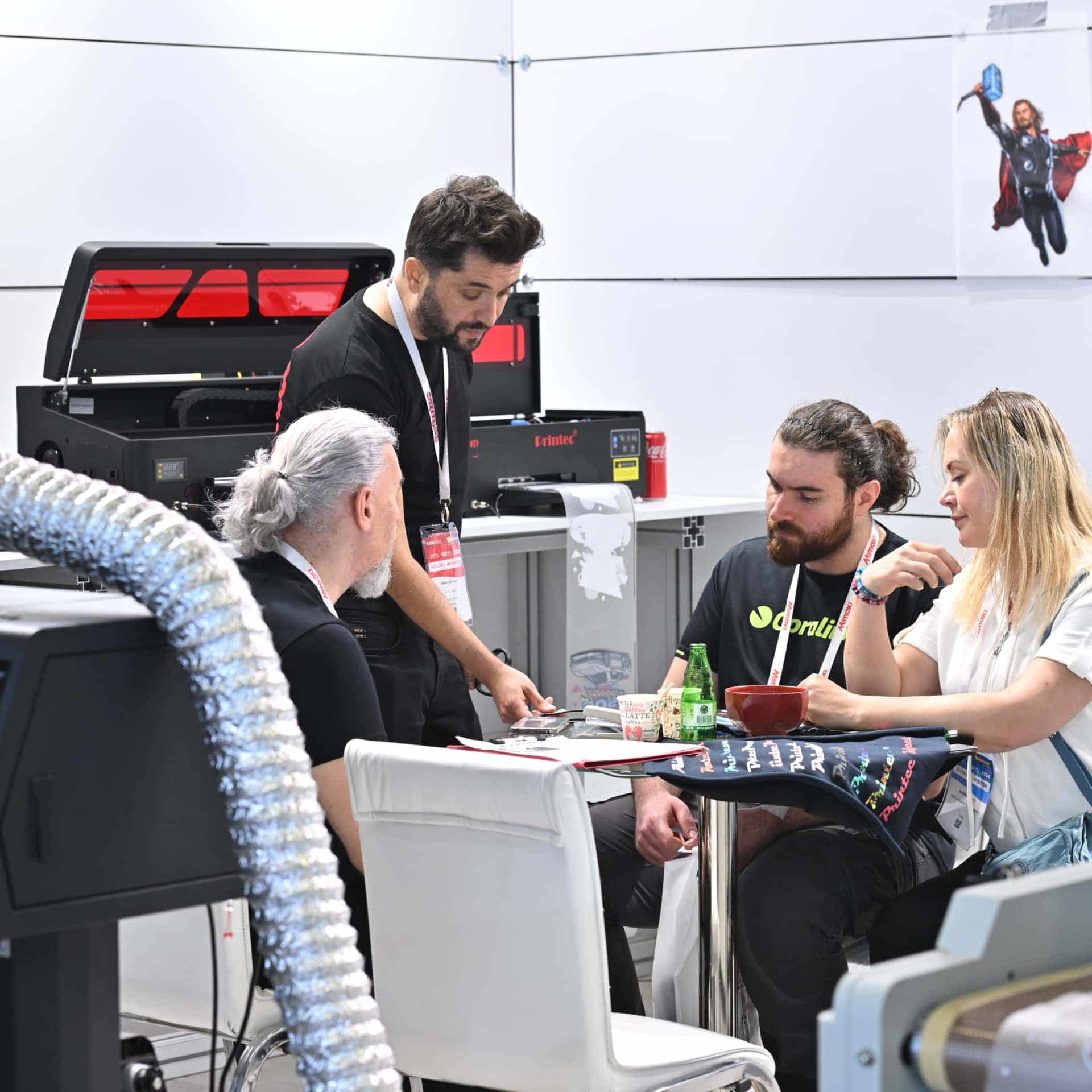 SIGN İstanbul'da ziyaretçilere fuar alanını gezdirme amaçlı sergilenen katılımcı listesi ve kat plan