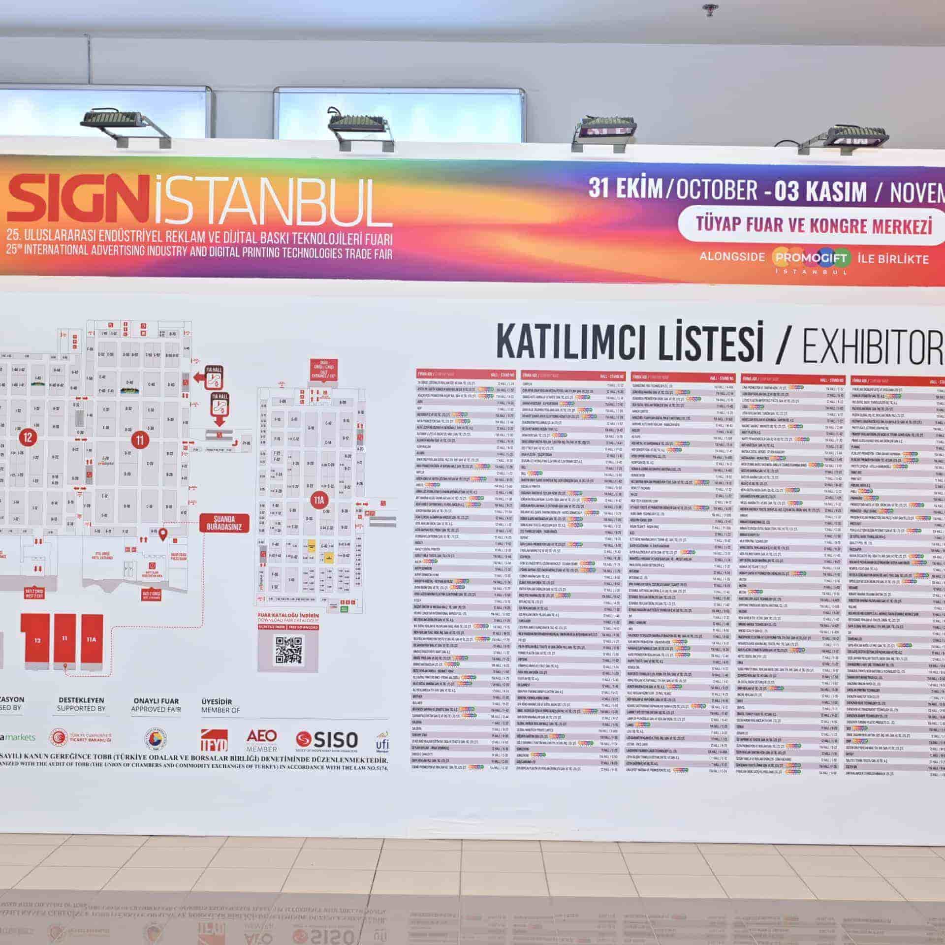 SIGN İstanbul'da ziyaretçilere fuar alanını gezdirme amaçlı sergilenen katılımcı listesi ve kat plan