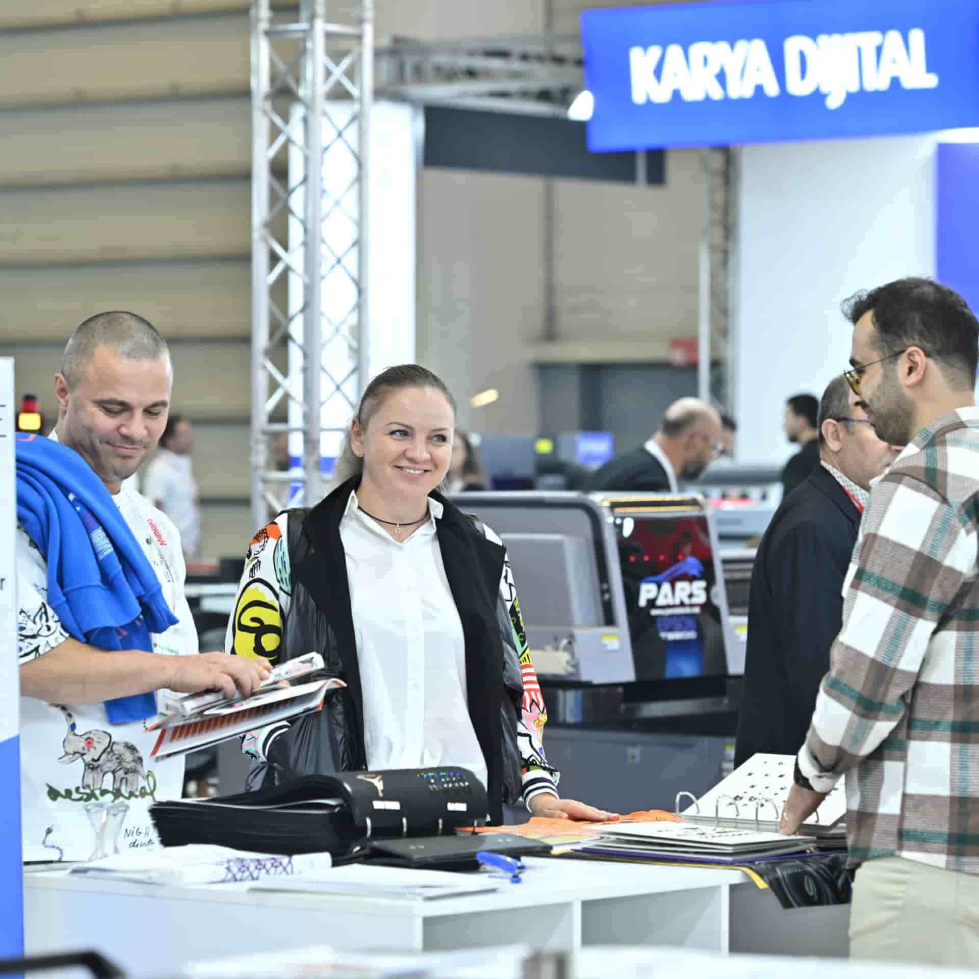 SIGN İstanbul'da katılımcılarla etkileşime giren katılımcıların dijital baskı çözümleri ve malzemeleri hakkında sohbet etmesi