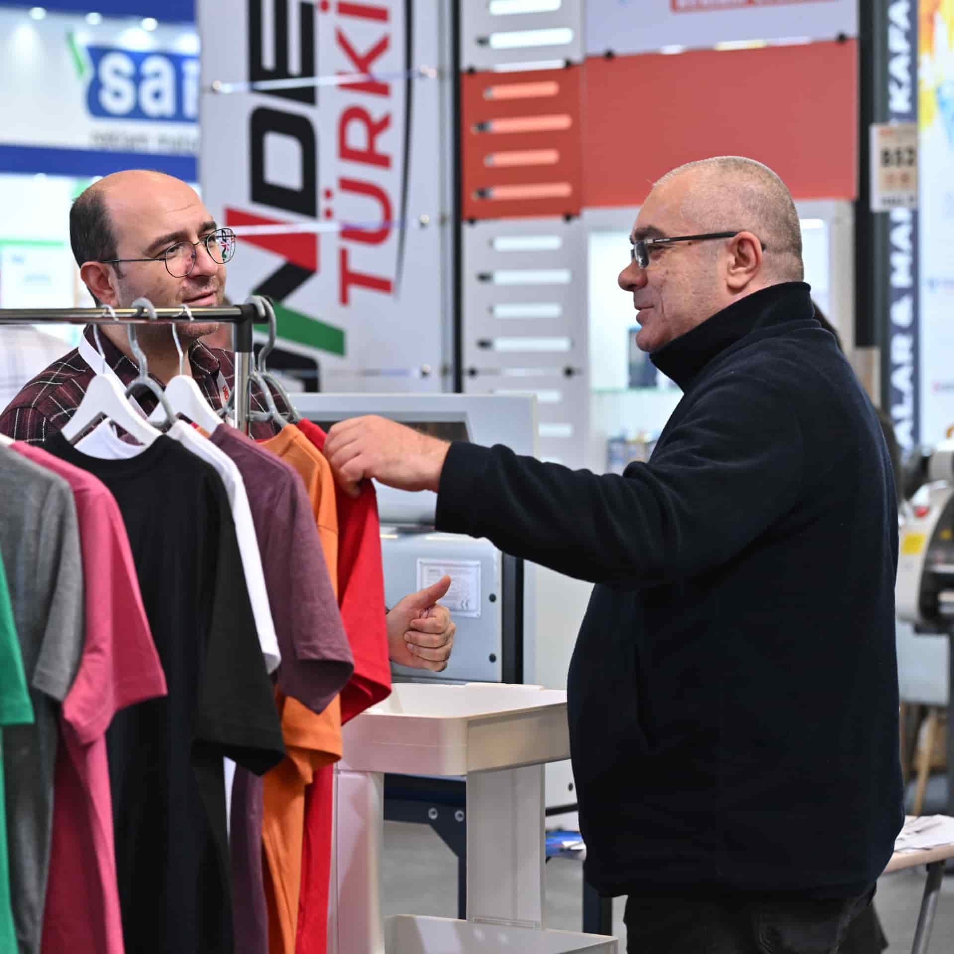 SIGN İstanbul'da sektör profesyonellerinin tekstil baskı teknikleri ve giyim özelleştirmesi hakkında tartışması