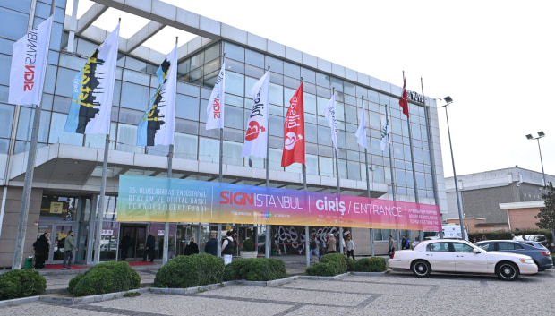  SIGN İstanbul etkinlik alanının dışarıdan görünümü, etkinlik afişleri ve giriş alanı