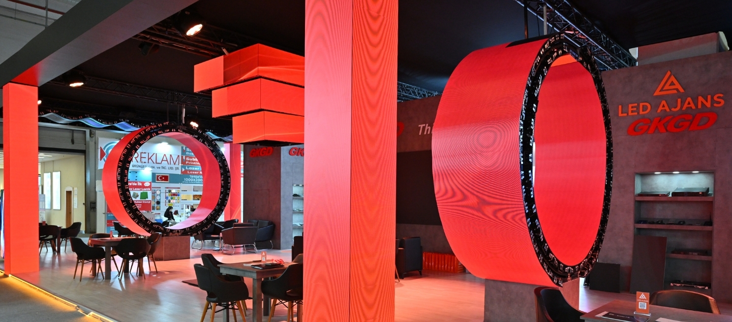 Large format printing machine printing vibrant images including a colorful face art print at SIGN İstanbul