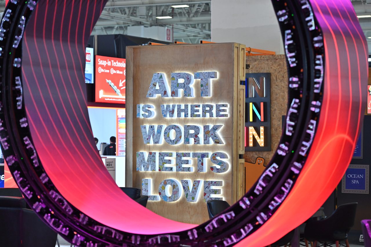 Mavi ve pembe gibi canlı renklerde tasarlanmış renkli cam dekoratif tabak ürünleri