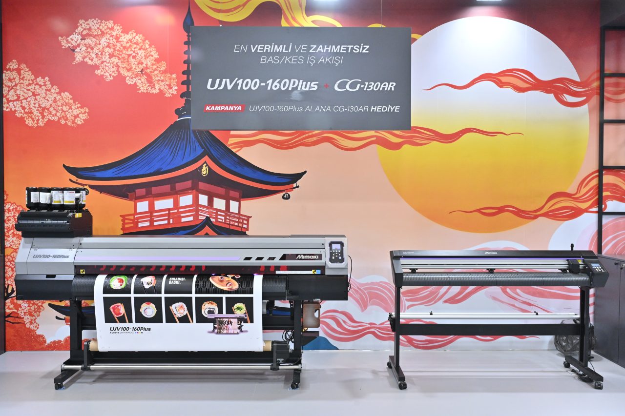  Exhibitors demonstrating textile printing techniques using a heat press machine at SIGN İstanbul
