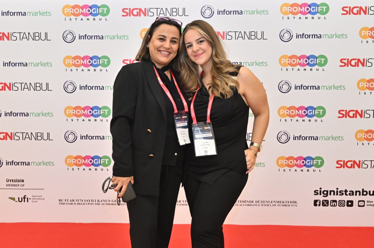 Group of people cutting a cake during the opening ceremony of SIGN İstanbul, celebrating the event's 25th anniversary