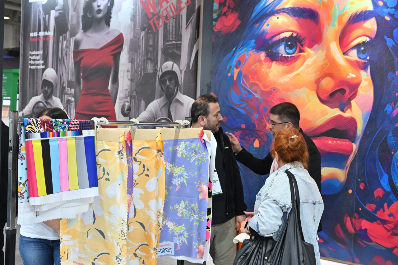 Attendees engaging with colorful neon signs at SIGN İstanbul, with illuminated displays