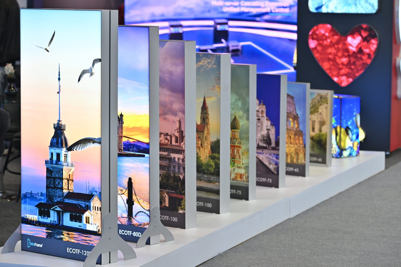 SIGN İstanbul'da yüksek kaliteli dijital baskı teknikleri ve tasarımlarını sergileyen özel baskılı tişörtler