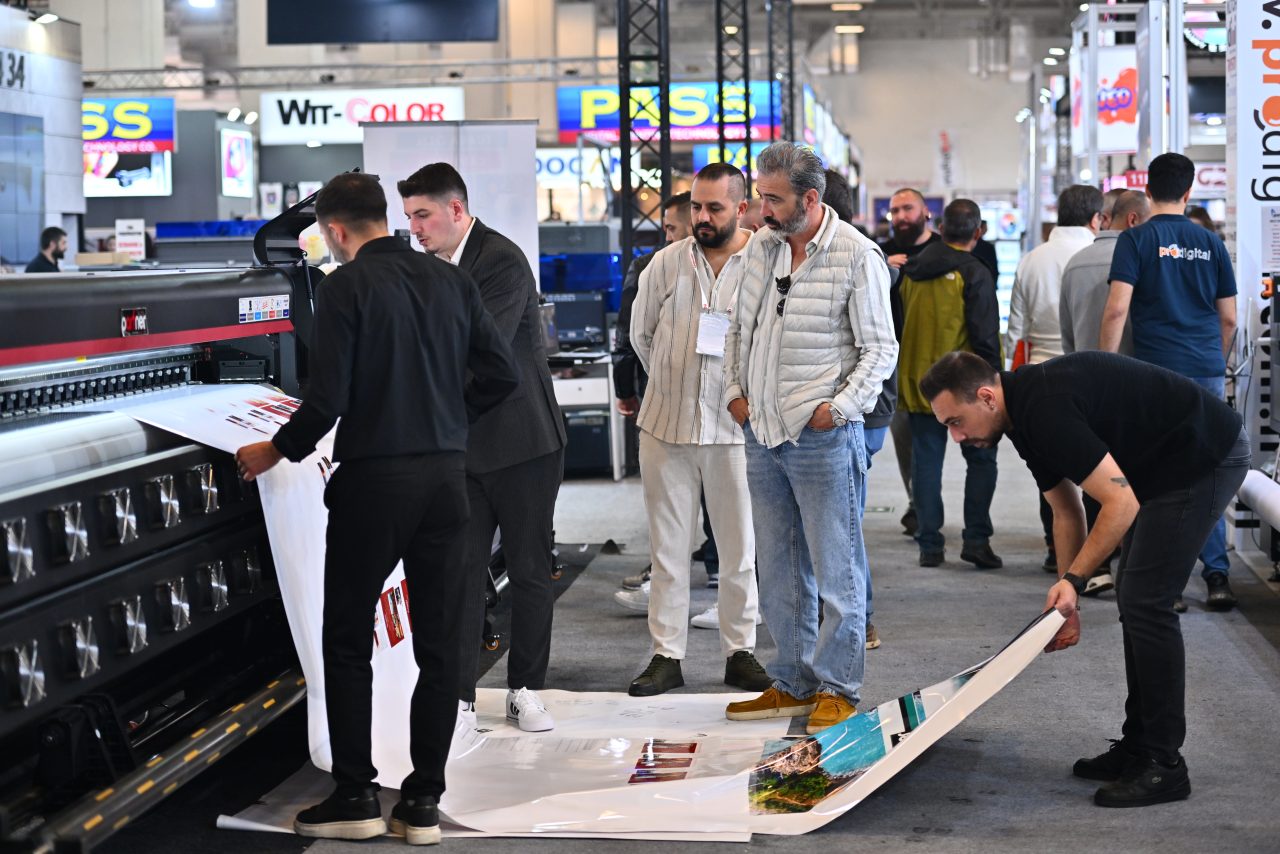 SIGN İstanbul'da yüksek kaliteli dijital baskı teknikleri ve tasarımlarını sergileyen özel baskılı tişörtler