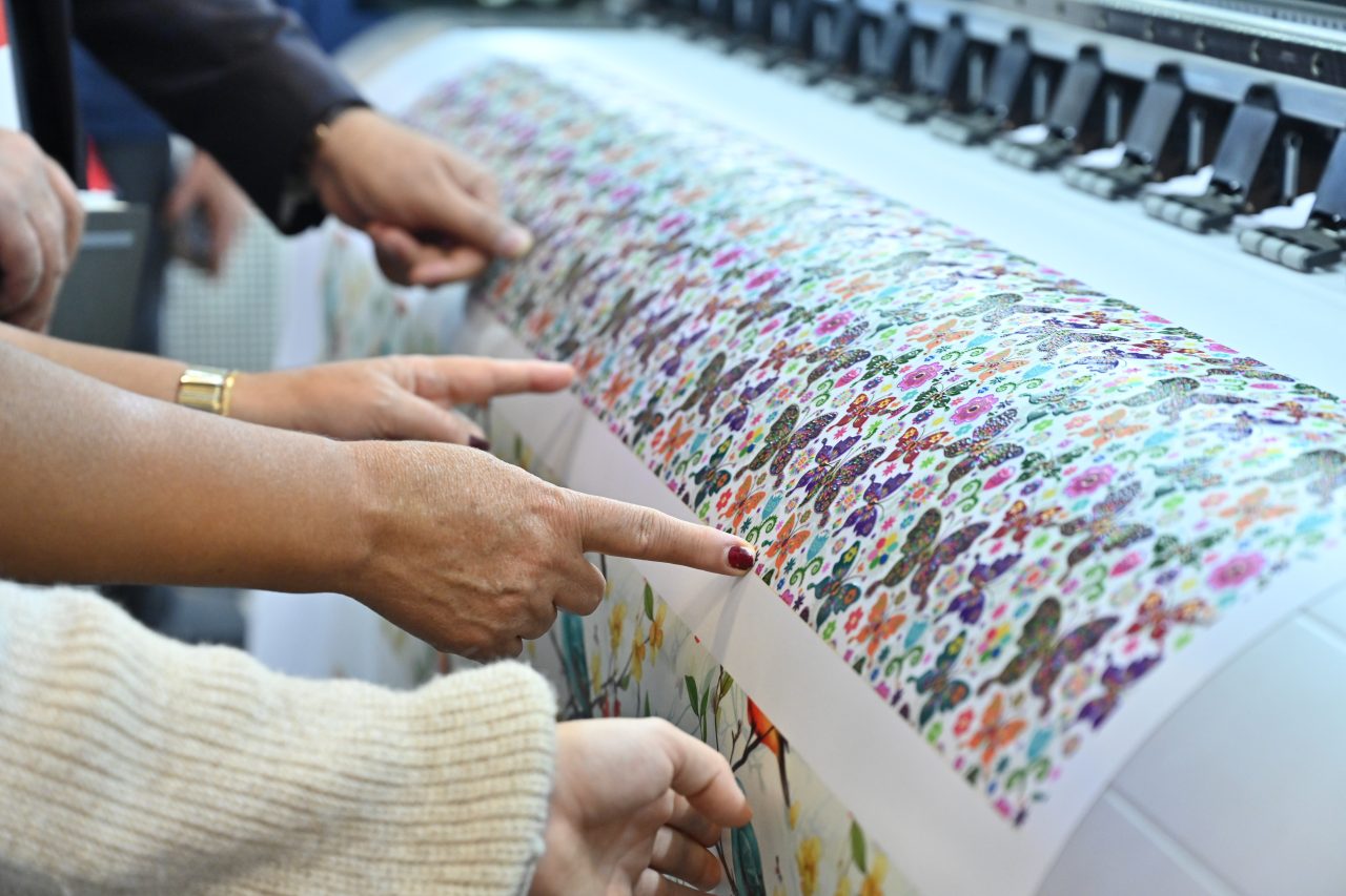 SIGN İstanbul için kayıt masasında etkinlik materyalleri ve rozetler alırken bir araya gelen katılımcılar