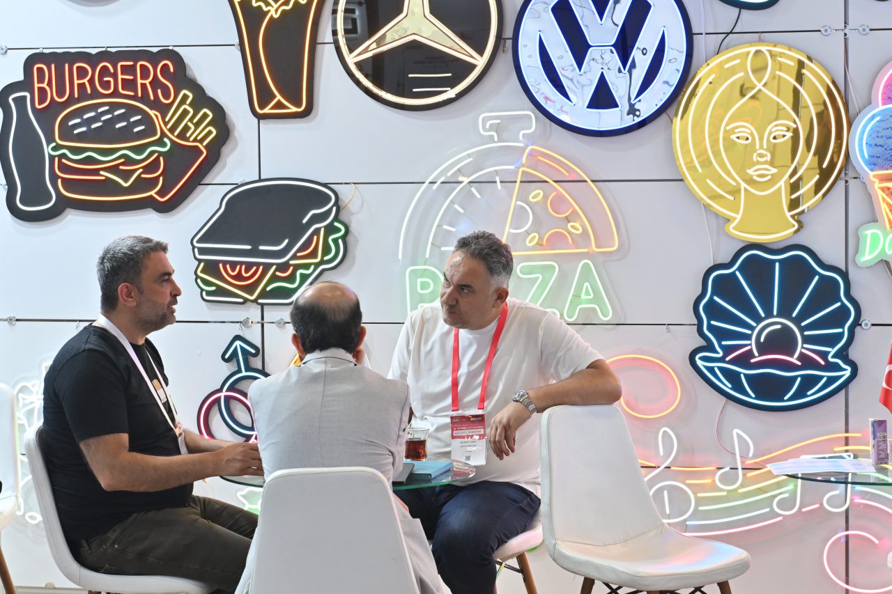 SIGN İstanbul'da vinil uygulama tekniklerini sergileyen canlı araç kaplama gösterisini izleyen kalabalık