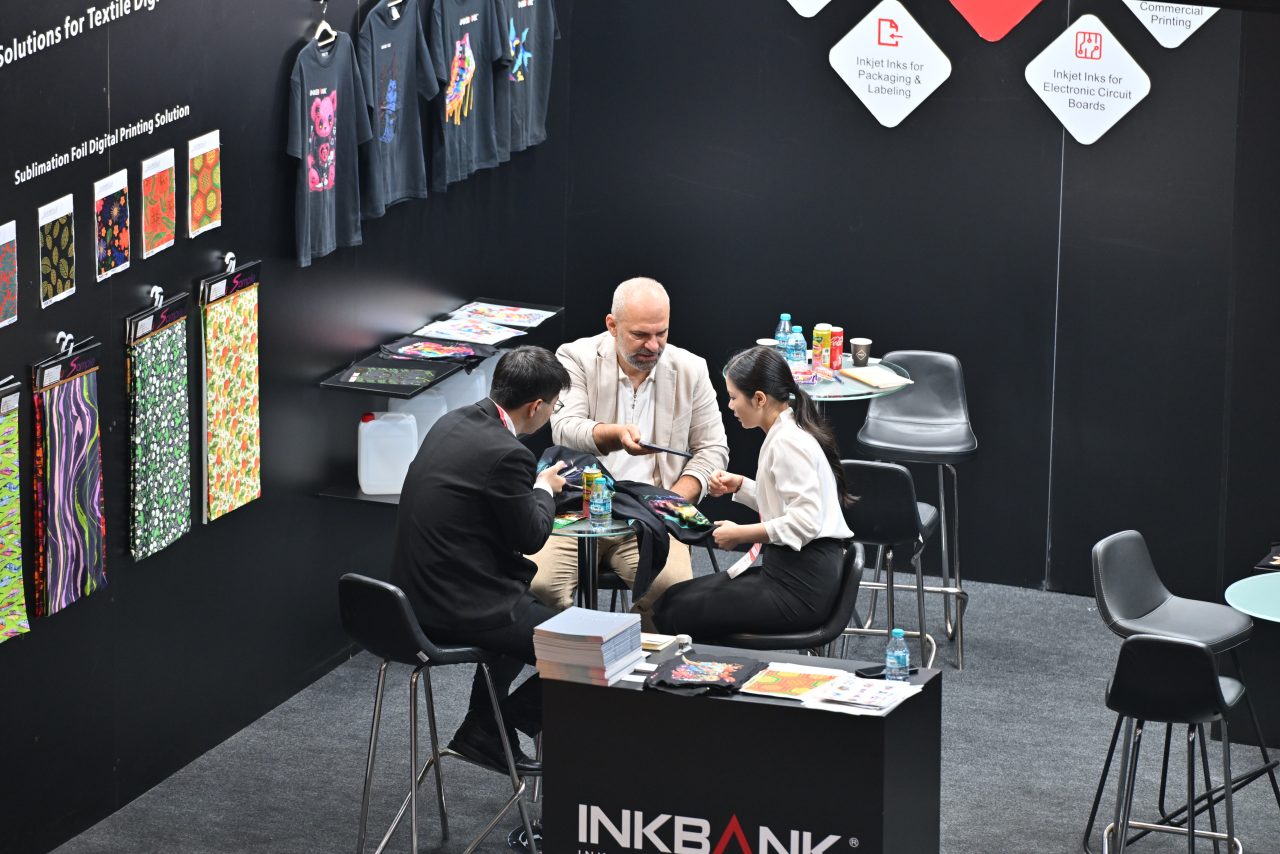 SIGN İstanbul'da vinil uygulama tekniklerini sergileyen canlı araç kaplama gösterisini izleyen kalabalık