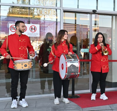 SIGN İstanbul girişinde kırmızı üniformalı müzisyenler, davul ve trompet çalıyor