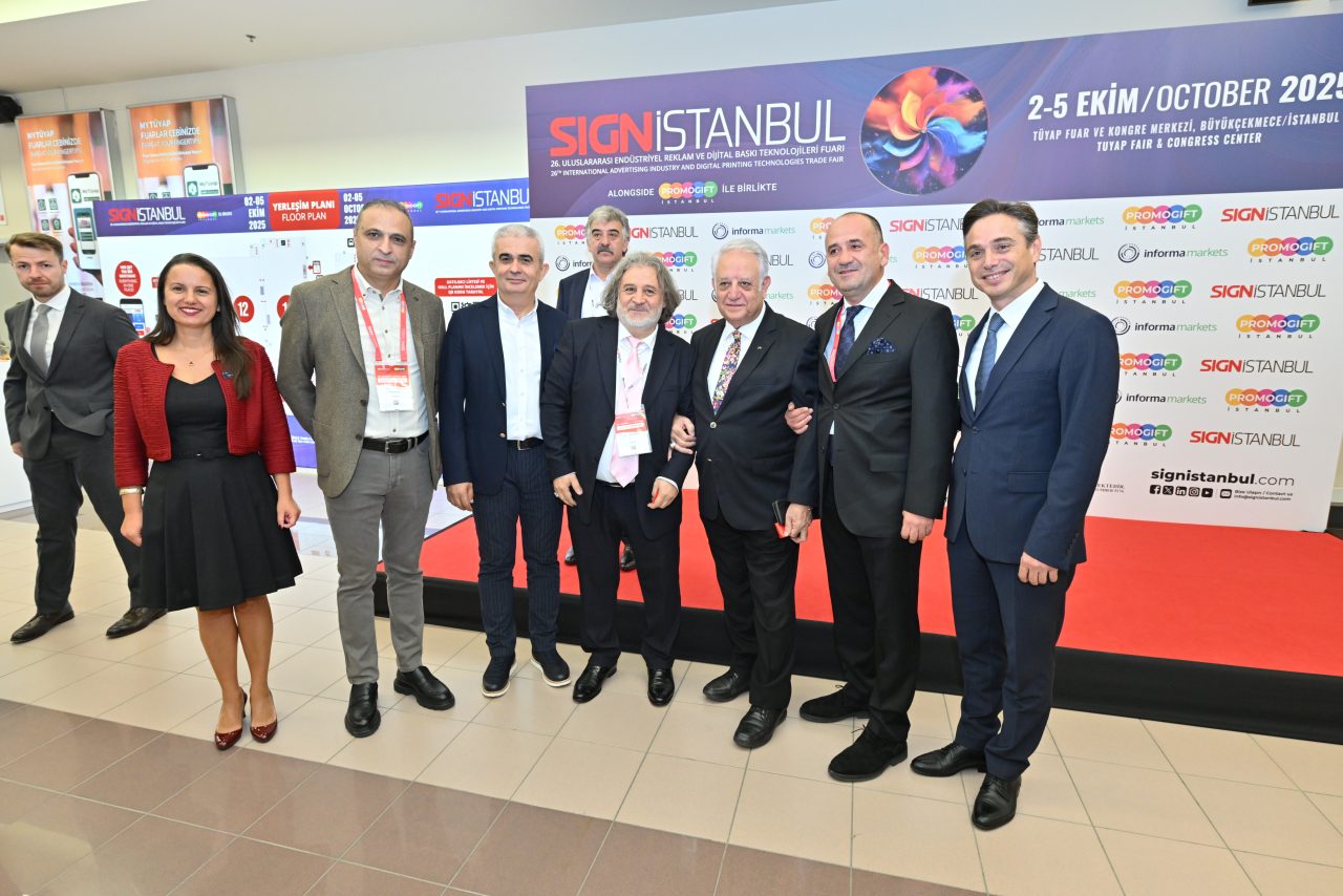 SIGN İstanbul girişinde kırmızı üniformalı müzisyenler, davul ve trompet çalıyor