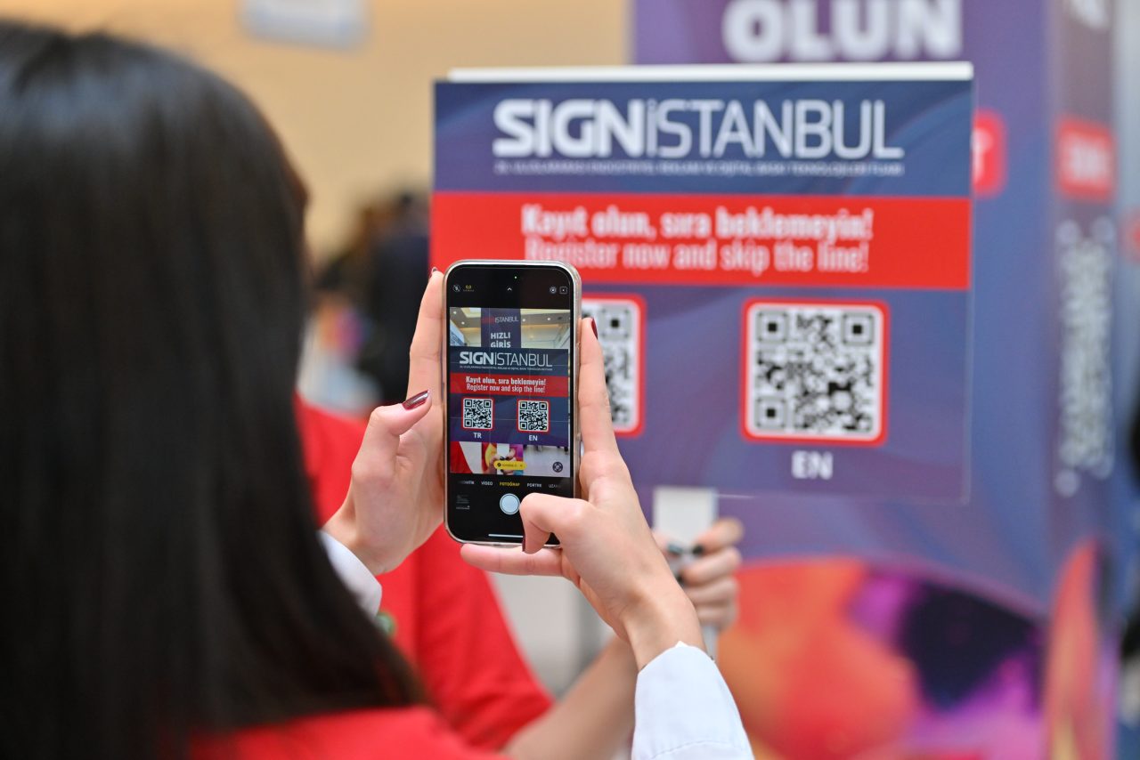 SIGN İstanbul'un 25. yılını kutlayan açılış pastası kesimi