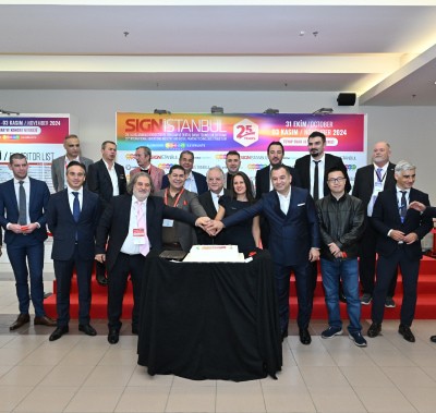 SIGN İstanbul açılışında kurdele kesen resmi giyimli grup