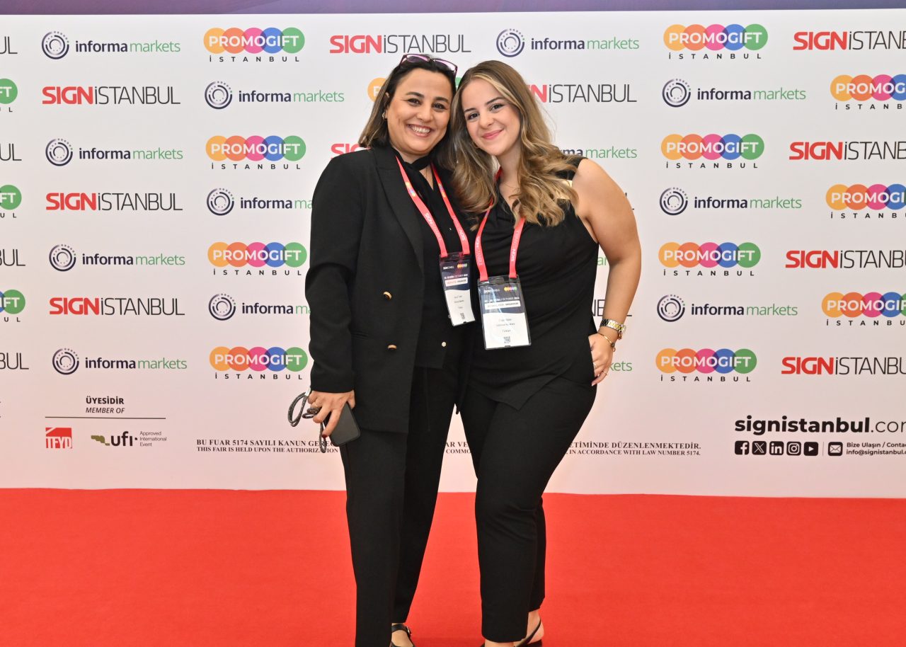 SIGN İstanbul açılışında kurdele kesen resmi giyimli grup