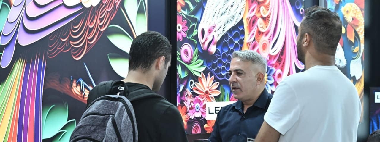 SIGN İstanbul'da canlı bir papağan grafiği gösteren LED ekranın yakın çekimi.