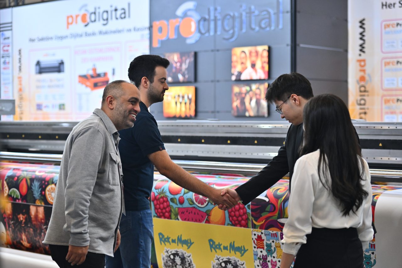 İnsanlar, hayvanlar ve diğerleri gibi farklı şekillerde tasarlanmış bir grup dekoratif objenin fotoğrafı.