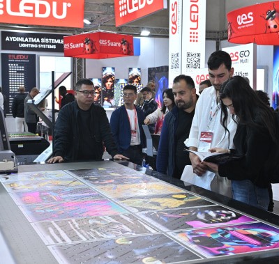 SIGN İstanbul'da sektör profesyonelleri ve etkinlik organizatörleri ile kurdele kesme töreni