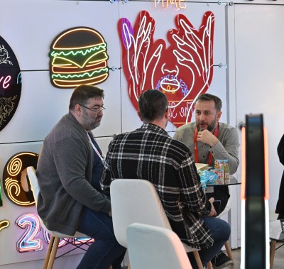 LEDU standında hareket halindeki baskı makinesi, SIGN İstanbul'da canlı baskı tasarımlarını sergiliyor