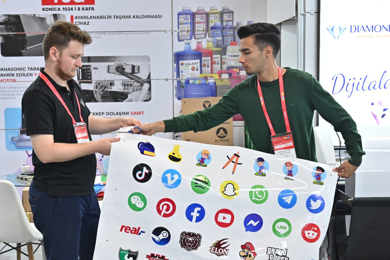 LEDU standında hareket halindeki baskı makinesi, SIGN İstanbul'da canlı baskı tasarımlarını sergiliyor